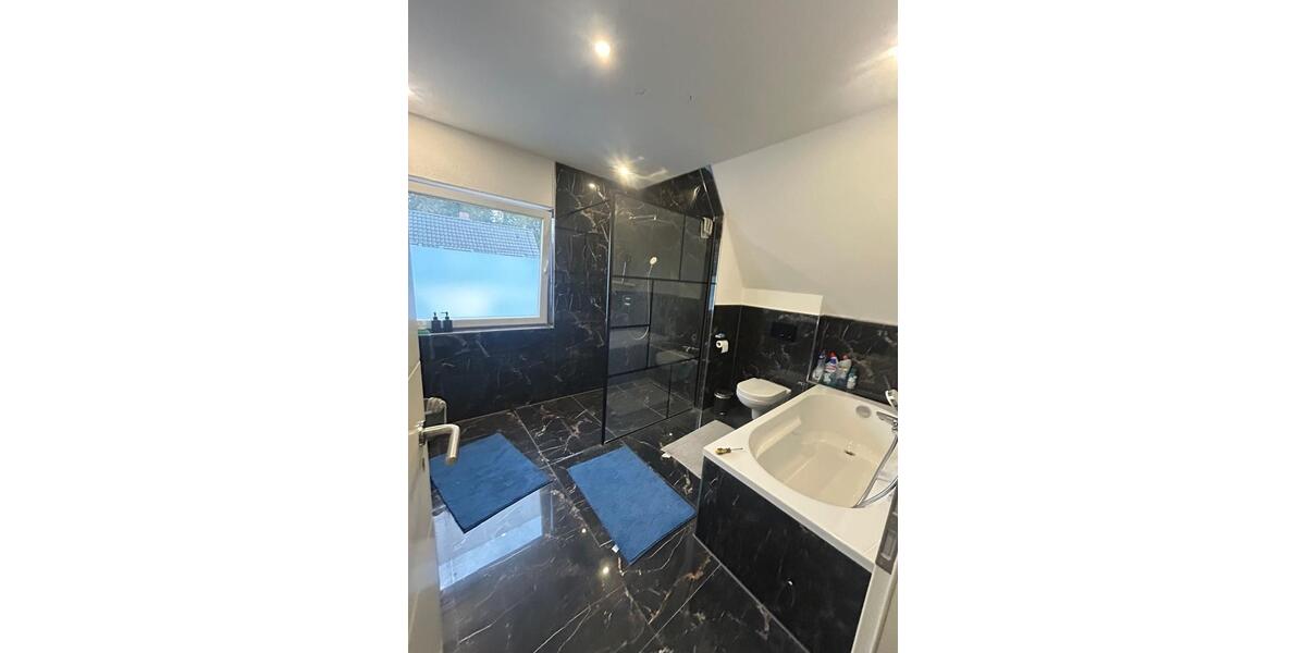 Elegante 4 Zimmer Wohnung mit eigenen Garten und Pool. 4 zimmer