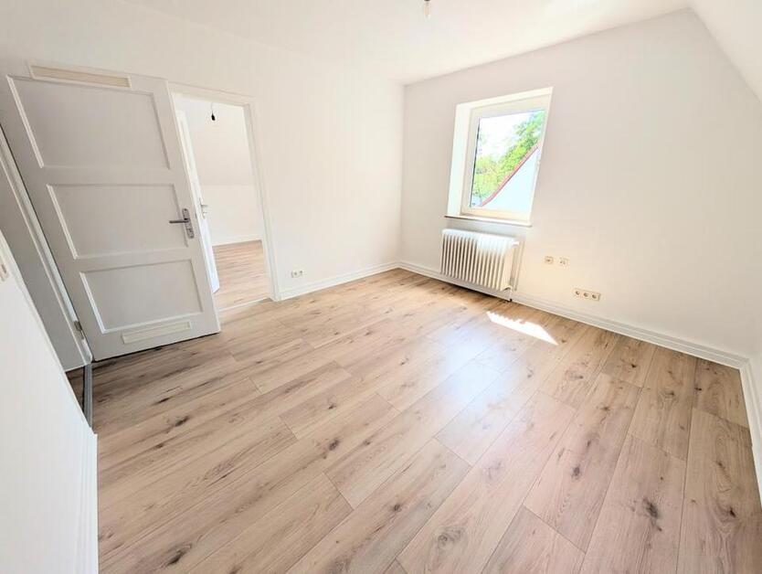 **Garten gefällig? +neuer Laminat +frisch gestrichen +neues Tageslichtbad +eigener Garten** zimmer