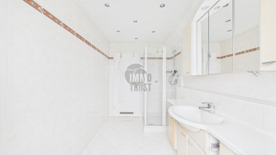 Exklusive Villa in Toplage von Grasdorf – 10 Zimmer, traumhafter Feldblick & Wellnessbereich mit Pool 10 zimmer