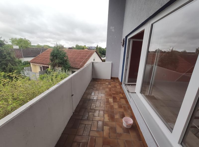 3- Zi. DG Wohnung mit 2 Balkonen und Garage