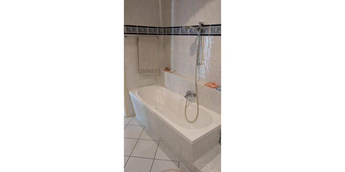 Etagenwohnung Lage - 4 Zimmer, 160 m&sup2;, 1.350&euro; | Angebot:25908425