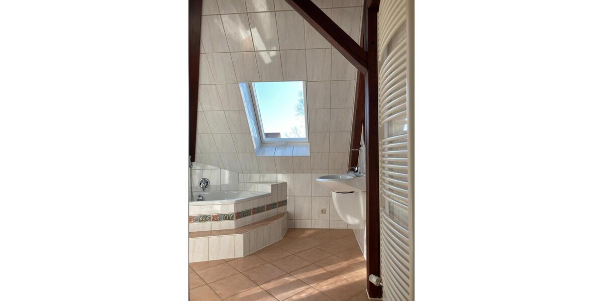 Dachgeschoßwohnung Elsteraue - 2 Zimmer, 60 m&sup2;, 360&euro; | Angebot:25965136