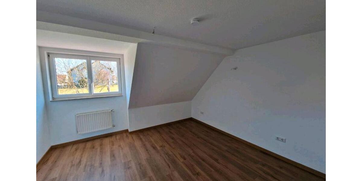 Dachgeschoßwohnung Schleusingen - 2.5 Zimmer, 72 m&sup2;, 630&euro; | Angebot:26112911