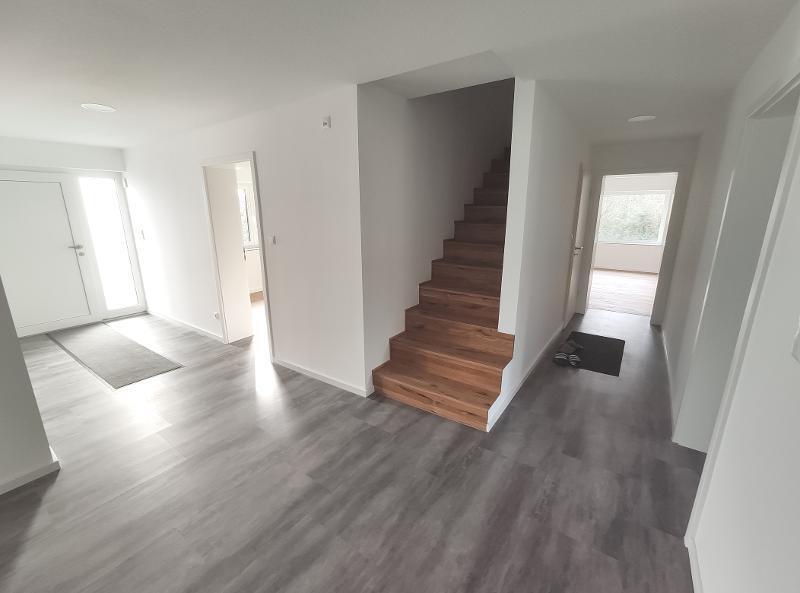 Neu saniertes Einfamilienhaus mit Garage, Garten, Wärmepumpe und Mieter–Strom