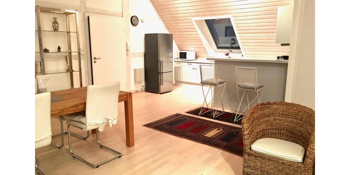 Möblierte, ruhige & lichtdurchflutete Dachgeschoss-Wohnung 2 zimmer