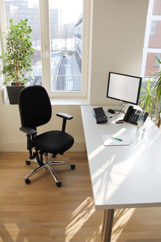Büro und Schreibtische auf heller, geräumiger Fläche - All-in-Miete zimmer