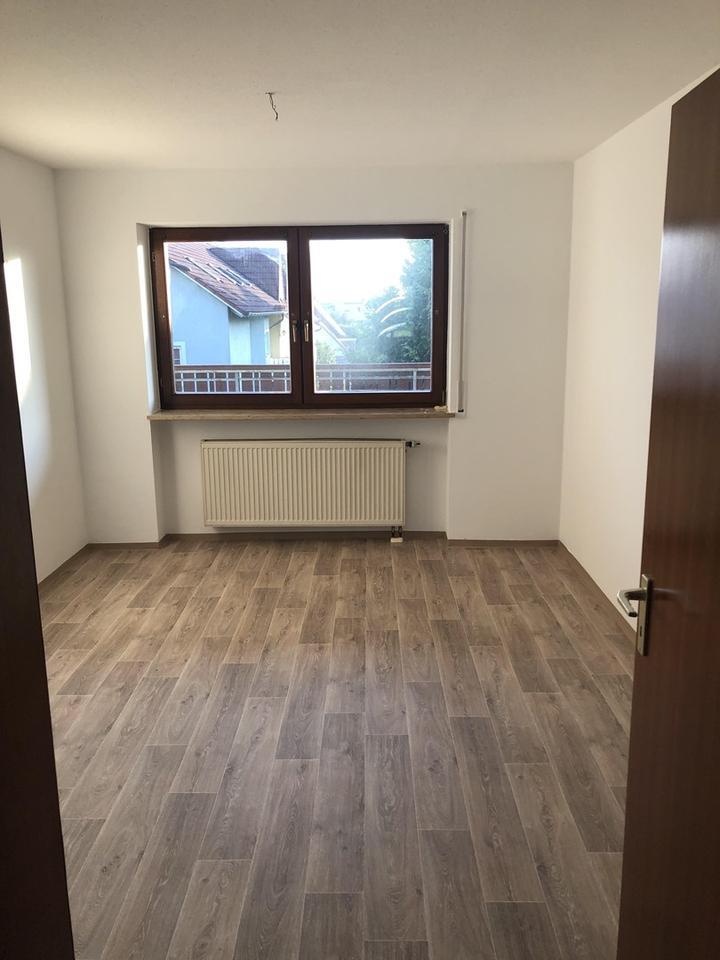 Moderne 2-Zimmer-Dachgeschoßwohnung mit Einbauküche und Balkon - zentral gelegen in Gunzenhausen