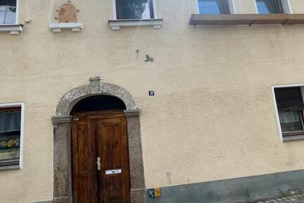 Einfamilienhaus zum selbst sanieren zu vermieten… 11 zimmer