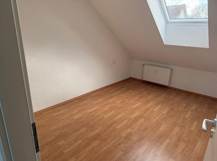 Dachgeschoßwohnung Mengen - 4 Zimmer, 100 m&sup2;, 1.170&euro; | Angebot:26495338