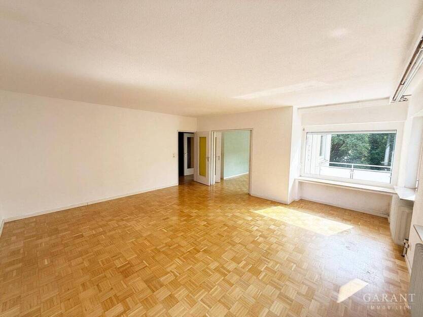 Sonnige 3 12 Zimmer-Wohnung mit 2 Balkonen