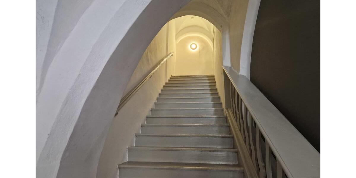 *Wunderschöner Altbau* Renovierte, großzügige Maisonettewohnung mit Dachterrasse in zentraler Lage 4 zimmer