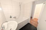 **Was will man mehr? +Balkon +frisch gestrichen +Laminat +modernes Badezimmer** zimmer