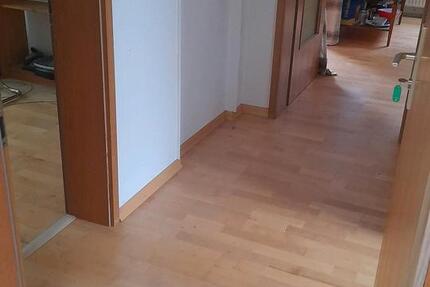 Schöne Dachgeschoss Wohnung zimmer