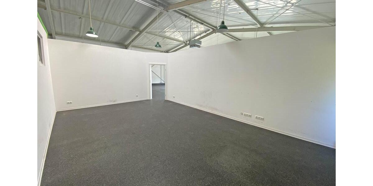 Vielseitige Gewerbehalle – ideal für Handel, Studio oder Lager zimmer