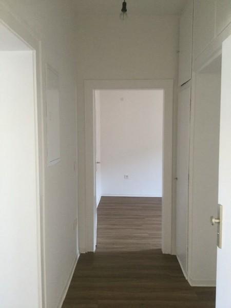 Sanierte und renovierte 2-Zimmer-Wohnung mit Balkon und Tageslichtbad