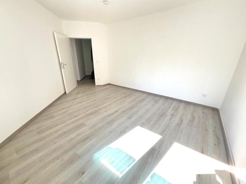 Mit den Kindern nach Kinderhaus, große 4 Zimmerwohnung frei