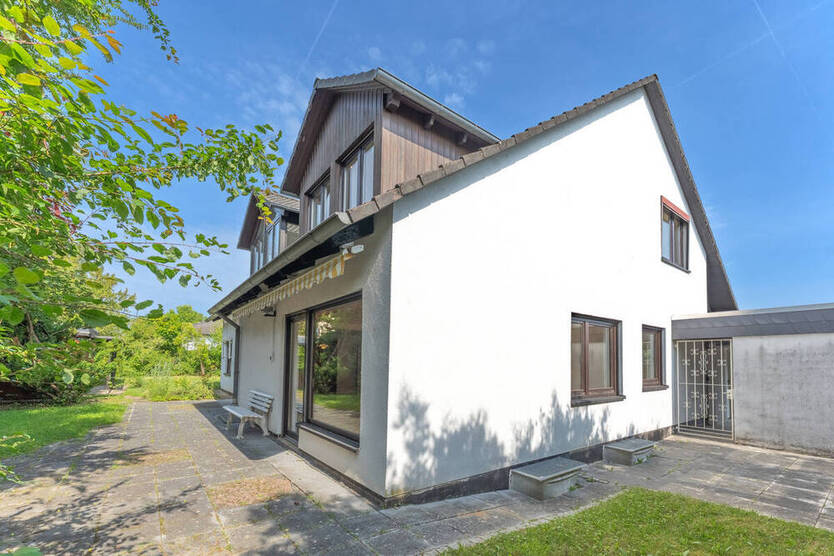 Großräumiges Einfamilienhaus in Baunatal wartet auf neue Mieter - Ideal für große Familien