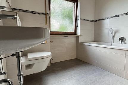 Lichtdurchflutete 4-Zimmer-Wohnung, frisch saniert, neue Bäder, neue Einbauküche, Bergblick