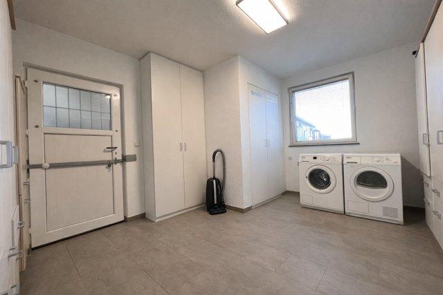 Einfamilienhaus Brackel - 7 Zimmer, 220 m&sup2;, 2.400&euro; | Angebot:26698292