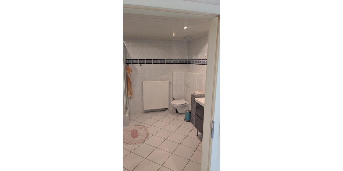 Etagenwohnung Lage - 4 Zimmer, 160 m&sup2;, 1.350&euro; | Angebot:25908425