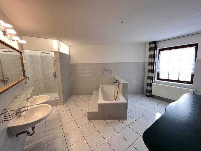 Etagenwohnung Wismar Altstadt - 4 Zimmer, 147 m&sup2;, 1.290&euro; | Angebot:26307453