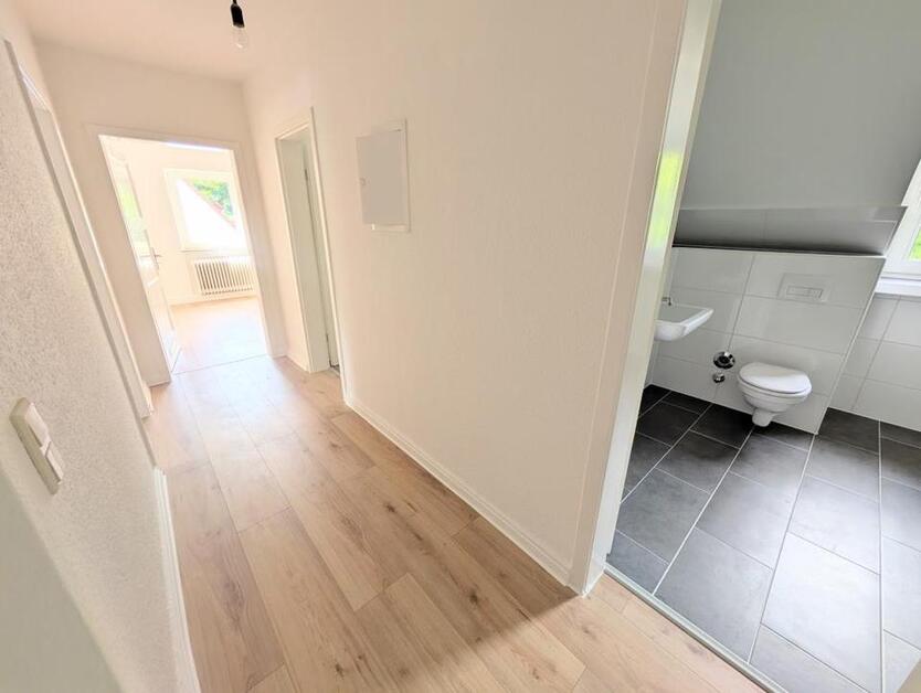 **Was will man mehr? +frisch gestrichen +neuer Laminat +neues Tageslichtbad** zimmer