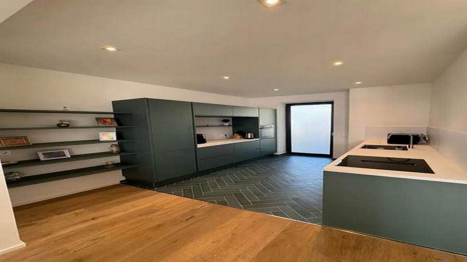 Geschmackvolle und geräumige Wohnung mit zwei Zimmern sowie Balkon