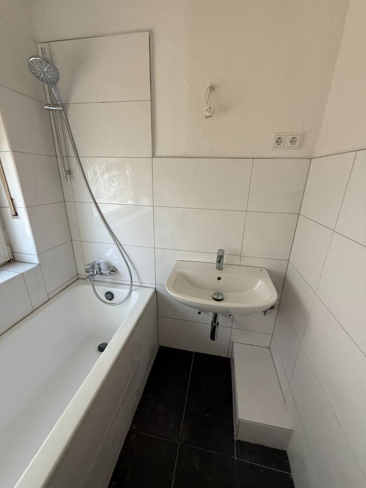 *Helle 4-Zimmer-Wohnung mit Balkon*