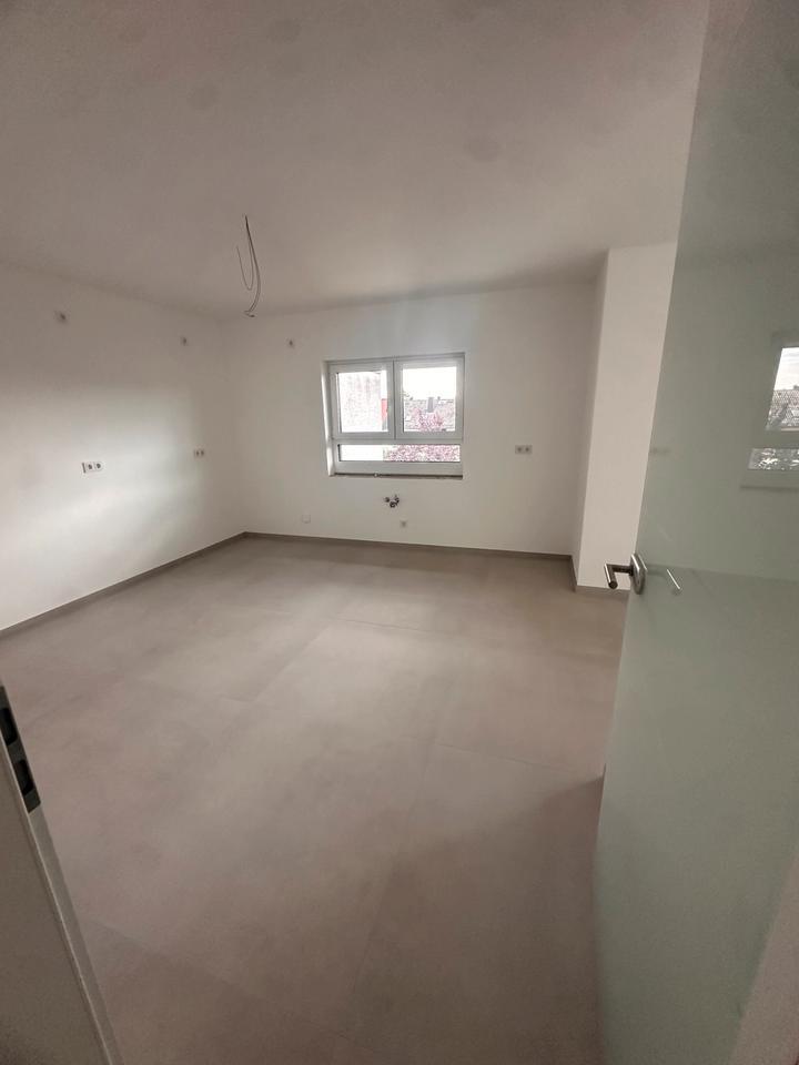 Schöne 4 Zimmer Wohnung neu