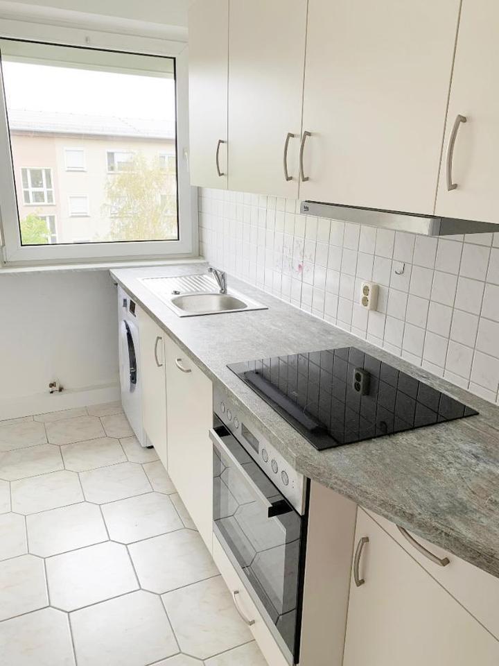 ***3-RAUMWOHUNG MIT EINBAUKÜCHE*** und Tageslichtbad mizt Wanne ab 1025 zu vermieten