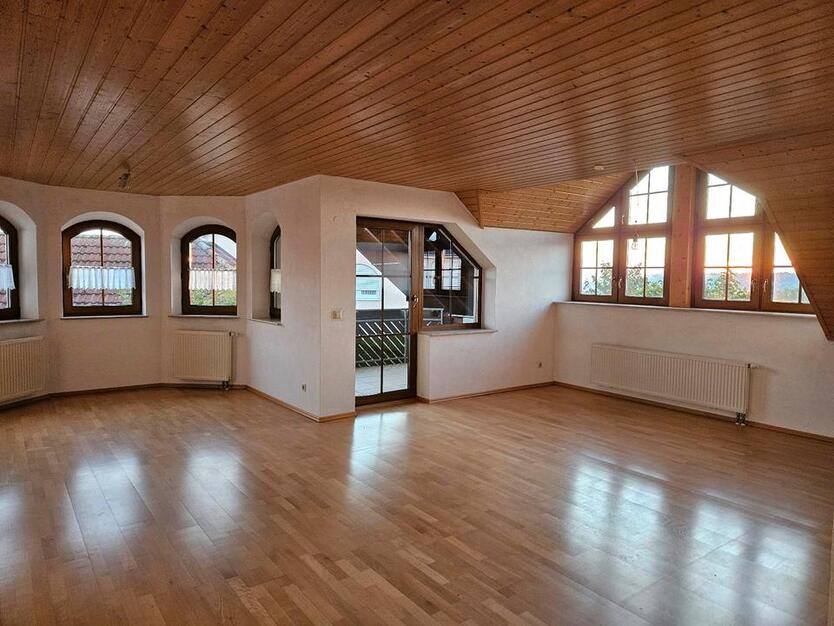Schöne 4-Zimmer-Dachgeschoßwohnung mit Südbalkon und Weitblick