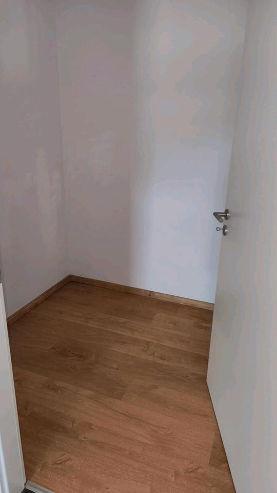moderne helle Wohnung mit Fußbodenheizung, Balkon und Garage