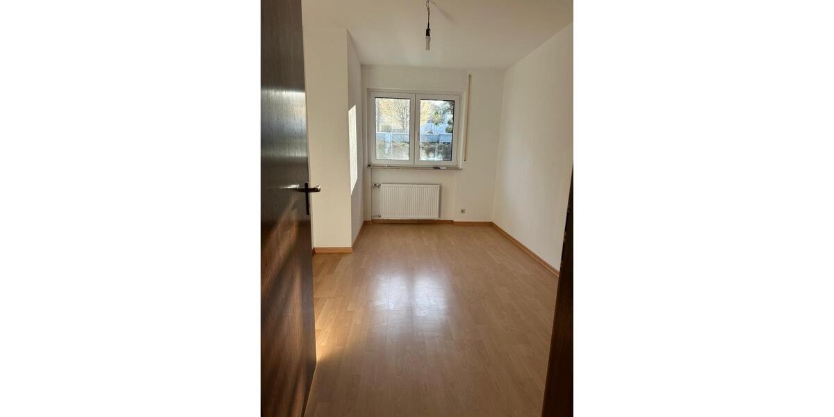 Erdgeschoßwohnung Uhingen - 4 Zimmer, 120 m&sup2;, 1.600&euro; | Angebot:25988250