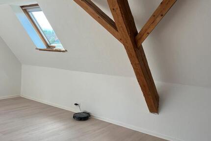 Sanierte Wohnung mit zwei Zimmern und Einbauküche