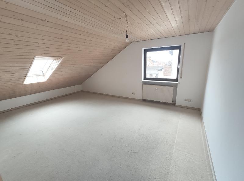 3 Zi. DG Wohnung mit Küche, Gartenmitbenutzung und Stellplatz 3 zimmer