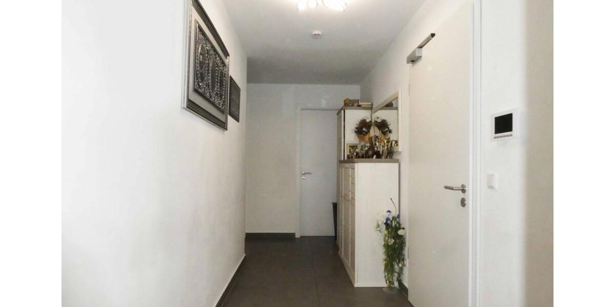 AUMÜLLER-Immobilien - Moderne energiesparsame 4-Zi-EG-Wohnung mit überdachtem Balkon und Carport 4 zimmer