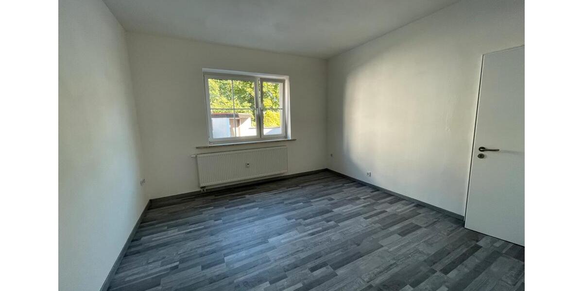 Erdgeschoßwohnung Weiden in der Oberpfalz - 4 Zimmer, 90 m&sup2;, 670&euro; | Angebot:25414318