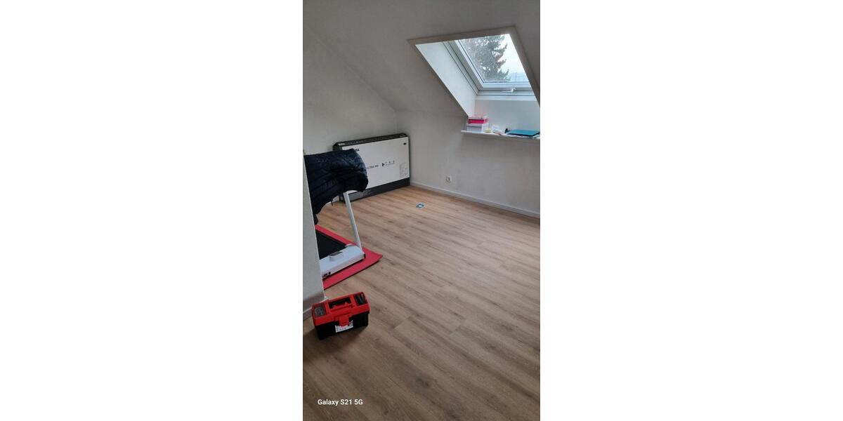 schoene Dachgeschoss Wohnung in Niederhof ab April 3 zimmer