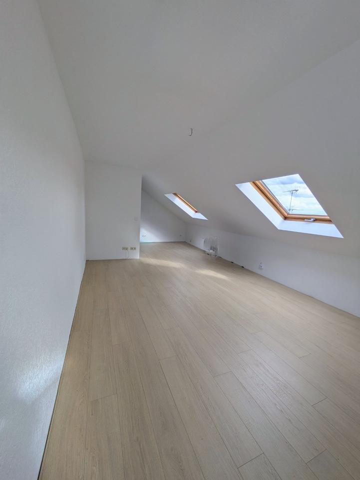 Großzügige 2-Zimmer-Dachgeschoßwohnung mit EBK in Winkel