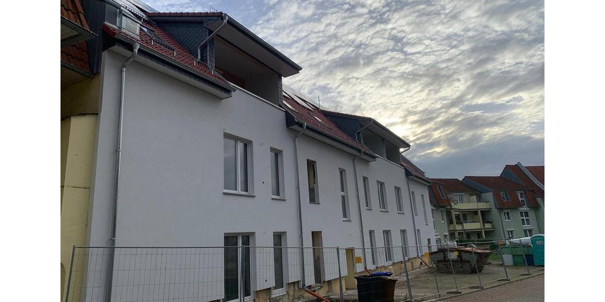 ERSTBEZUG - Traumhafte 3-Raum-Dachgeschosswohnung mit Blick auf das Stadtschloss und die Basilika von Hecklingen 3 zimmer