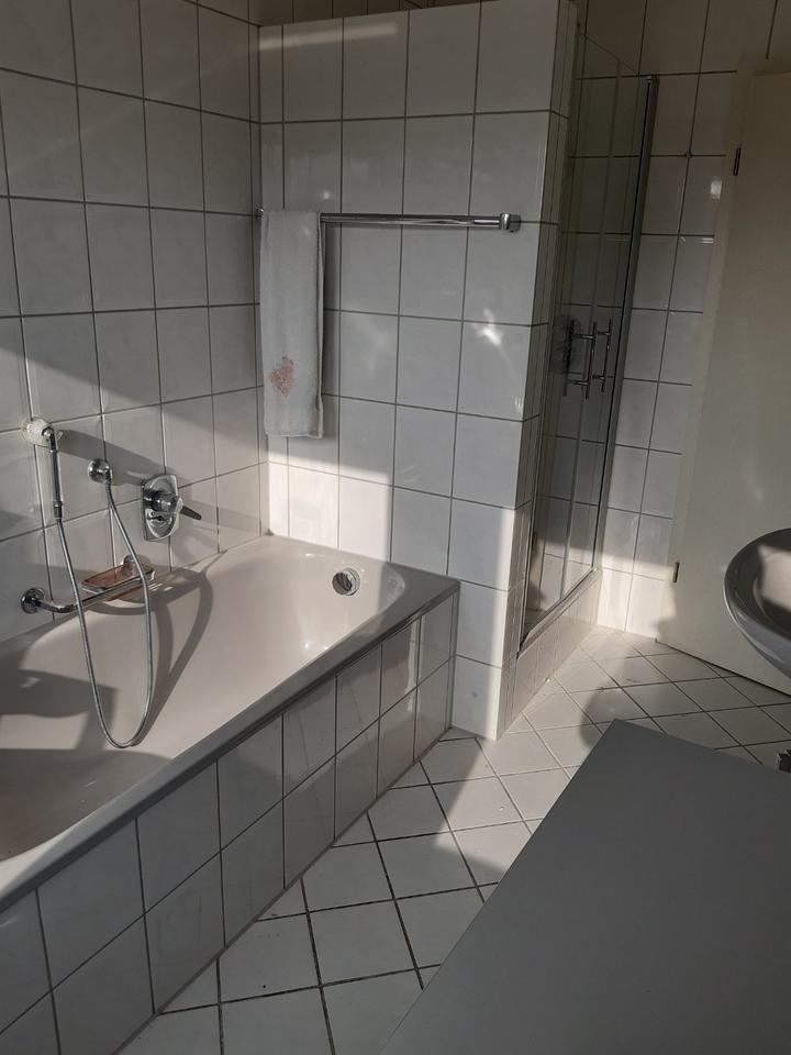 In einem hochwertigen Zweifamilienhaus liegt diese helle Wohnung zimmer