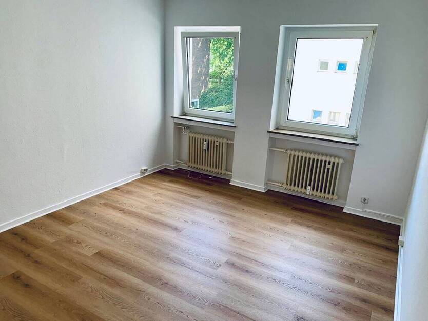Renovierte 2-Zimmer-Wohnung mit 2 Balkonen 2 Stellpl. in Bestlage von D-Oberkassel