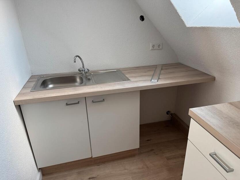 2-Zimmer Wohnung kleine Einheit 4.Stock Altbau