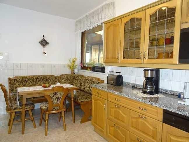 Gemütliche, helle 4-Zimmer-Wohnung mit Einbauküche in zentraler Lage von Auma zu vermieten 4 zimmer