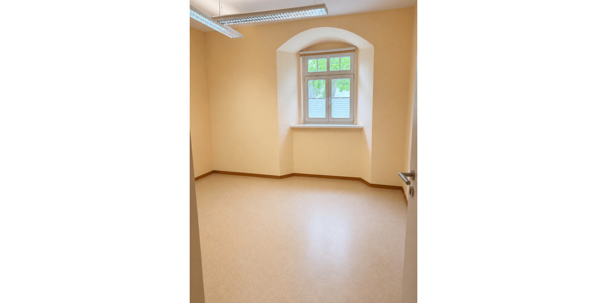 Gewerbeobjekt Bad Langensalza Ufhoven - 9 Zimmer, 133 m&sup2;, 1.200&euro; | Angebot:26657173