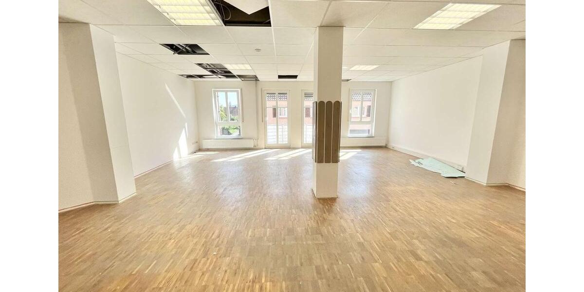 Barrierefreie Bürofläche mit Aufzug und Stellplätzen zimmer