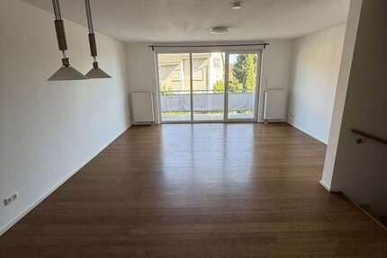 Haus Frankfurt am Main Sossenheim - 6 Zimmer, 134 m&sup2;, 2.600&euro; | Angebot:26844397