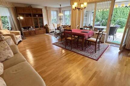* Traumhafte 5 Zimmer-Wohnung mit idyllischem Garten! *