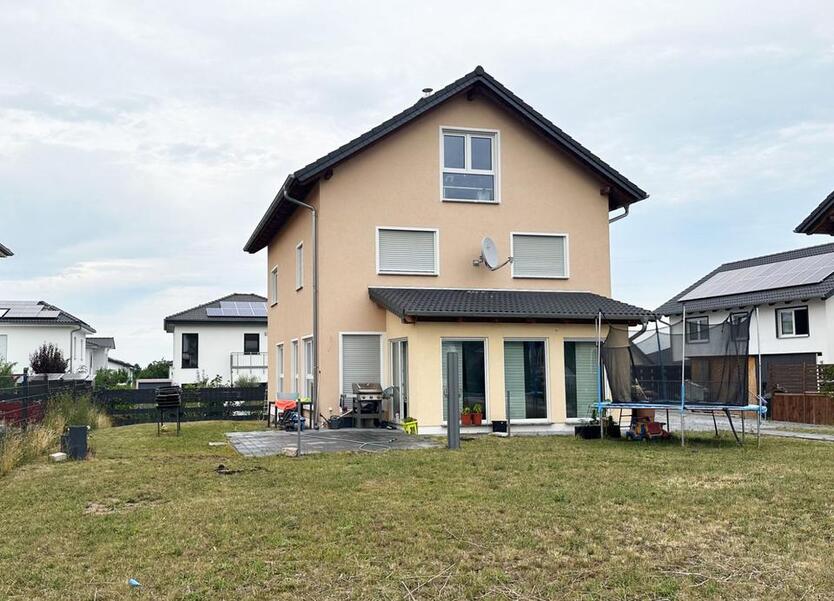 Großes Einfamilienhaus mit Garten