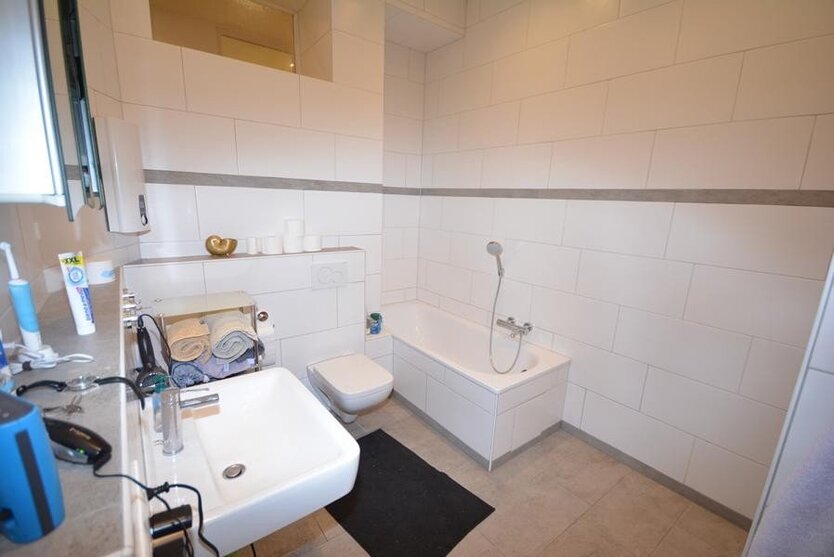 Eine wunderschoene Altbauwohnung in zentraler Stadtlage. 3 zimmer